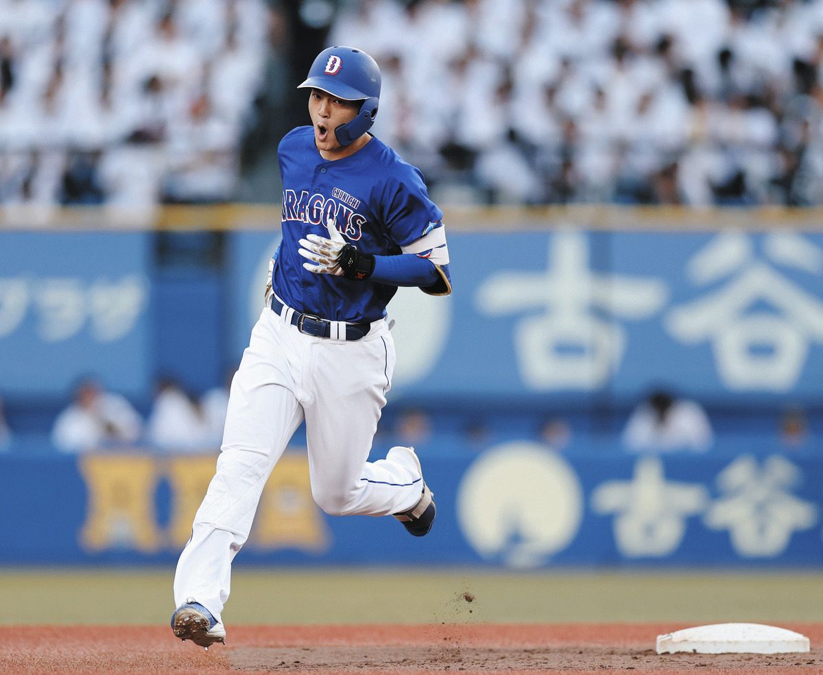 中日・石川昂弥、左手一本で…球場どよめく驚きの一発 初回、3点先制