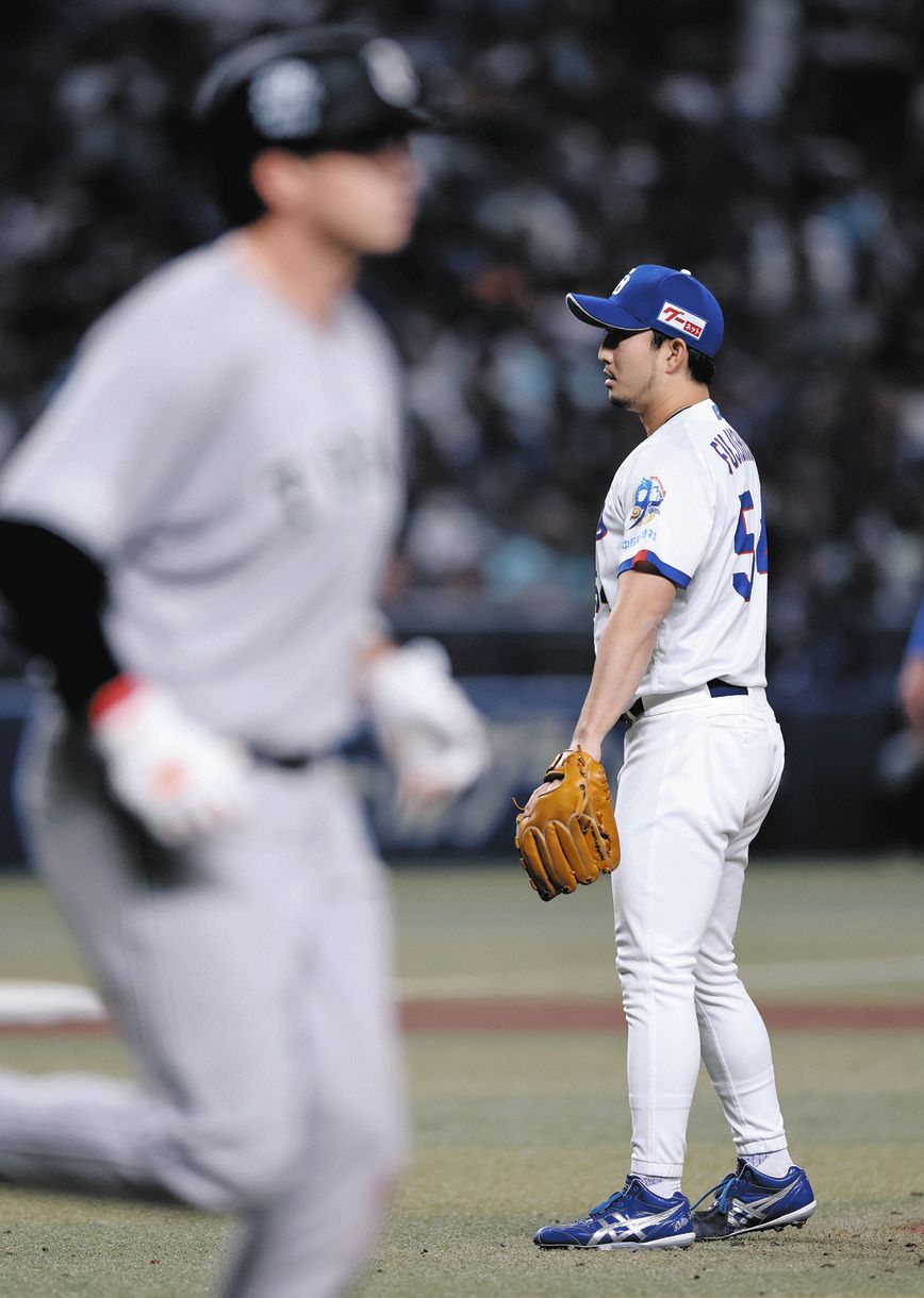 ９回表無死、ダルベック（手前）に四球を与えた藤嶋（今泉慶太撮影）