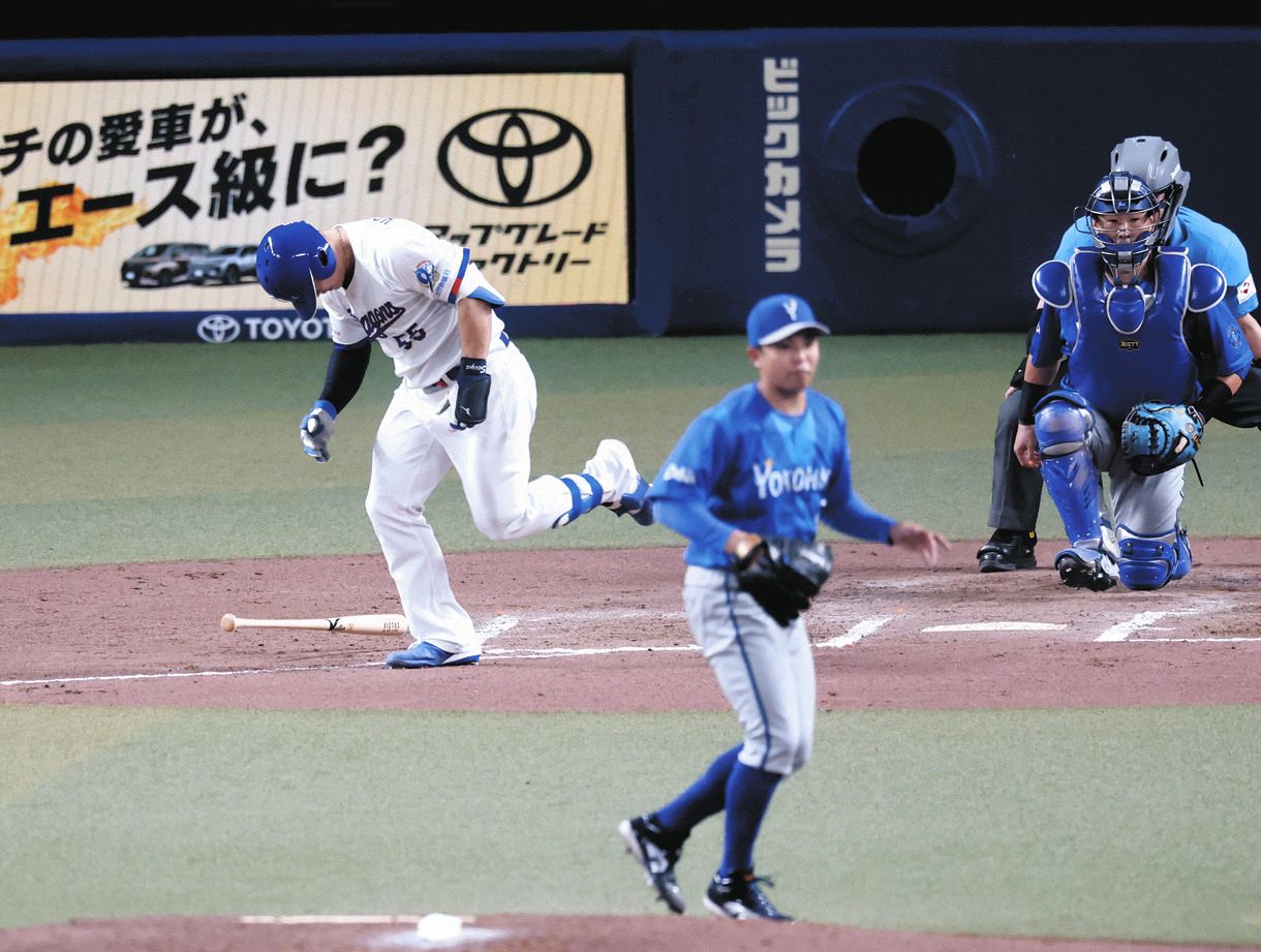 ６回裏２死一、二塁、遊ゴロに倒れる細川。投手東
