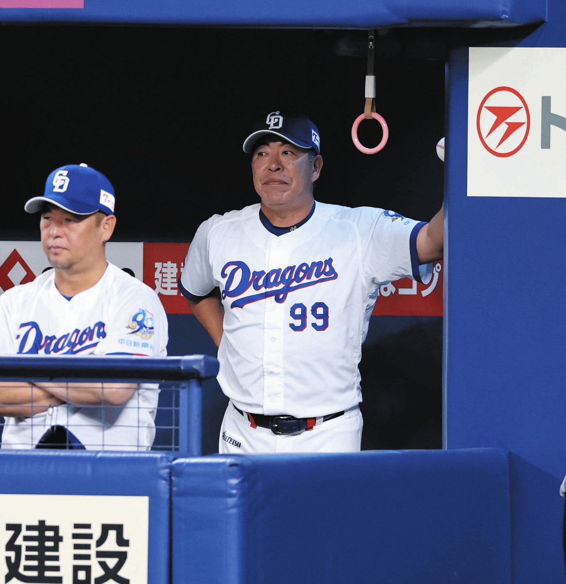 ９回裏、代走尾田が二盗に失敗し厳しい表情の井上監督（右）