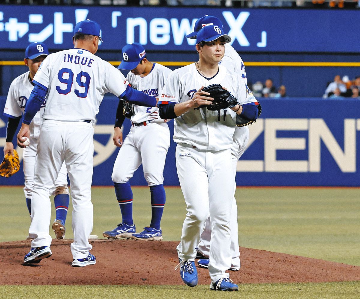 ６回表、井上監督（９９）にボールを渡し、マウンドを降りる中西