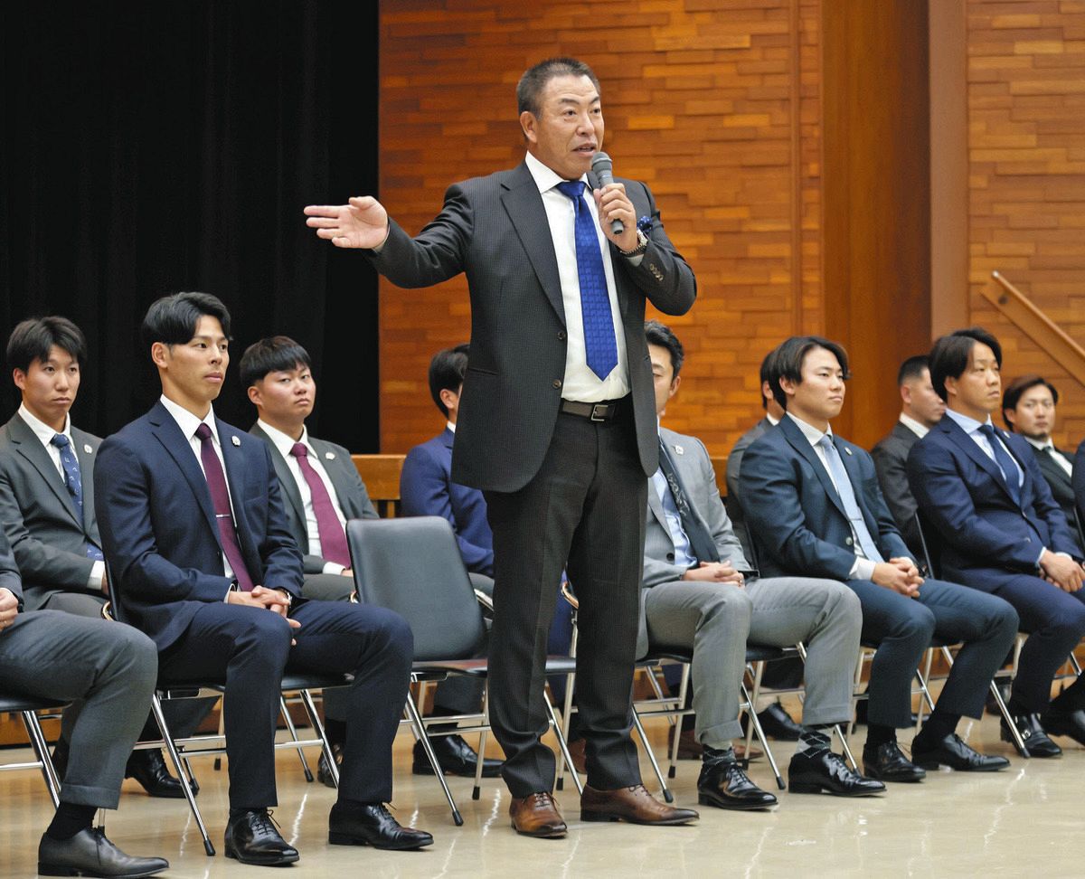 激励会で今季の意気込みを語る井上監督（中央）