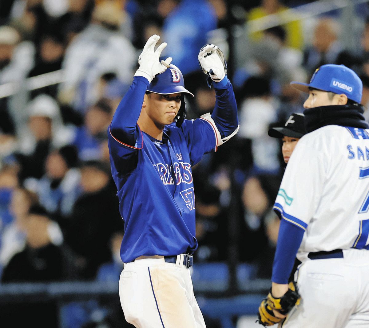 6回表無死、中前打を放ちポーズをとる花田。右は一塁手佐野