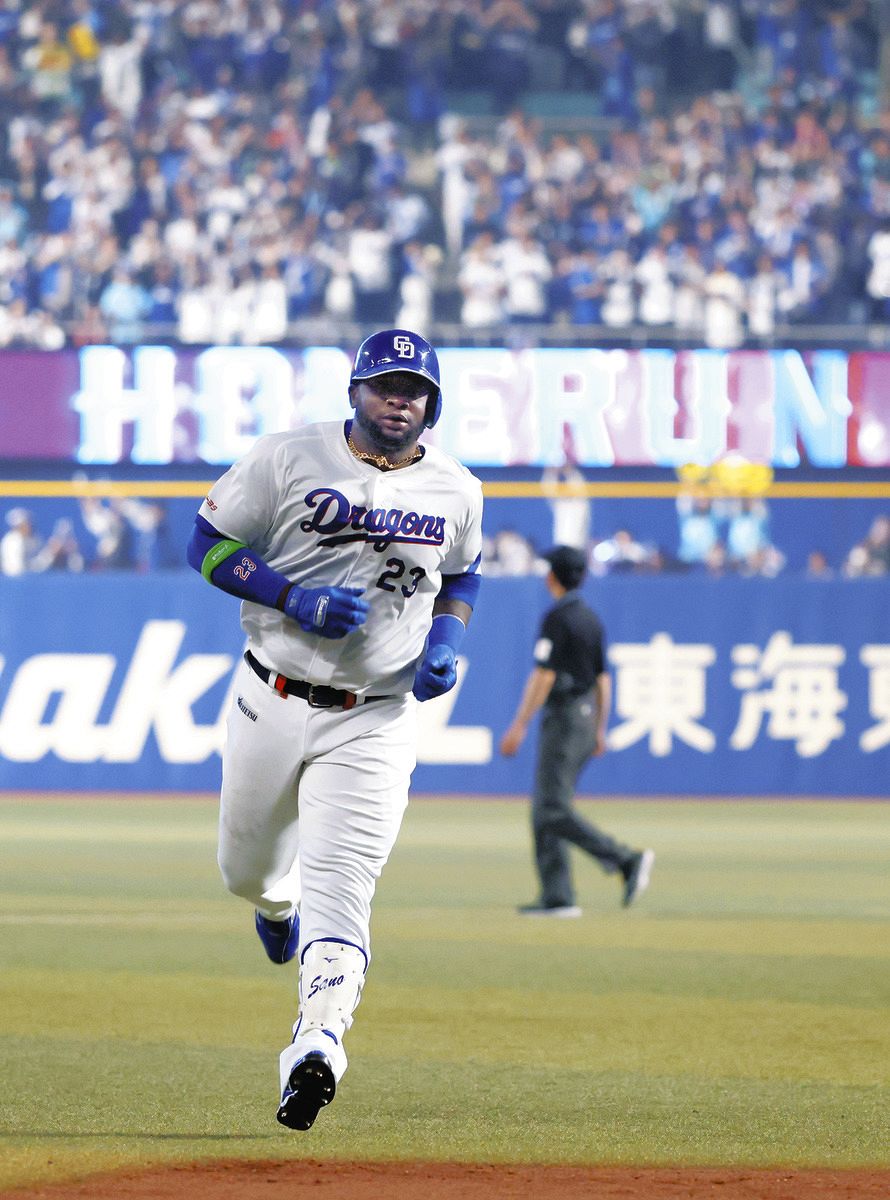 中日―巨人　２回裏１死、サノーが先制の左越えソロを放つ