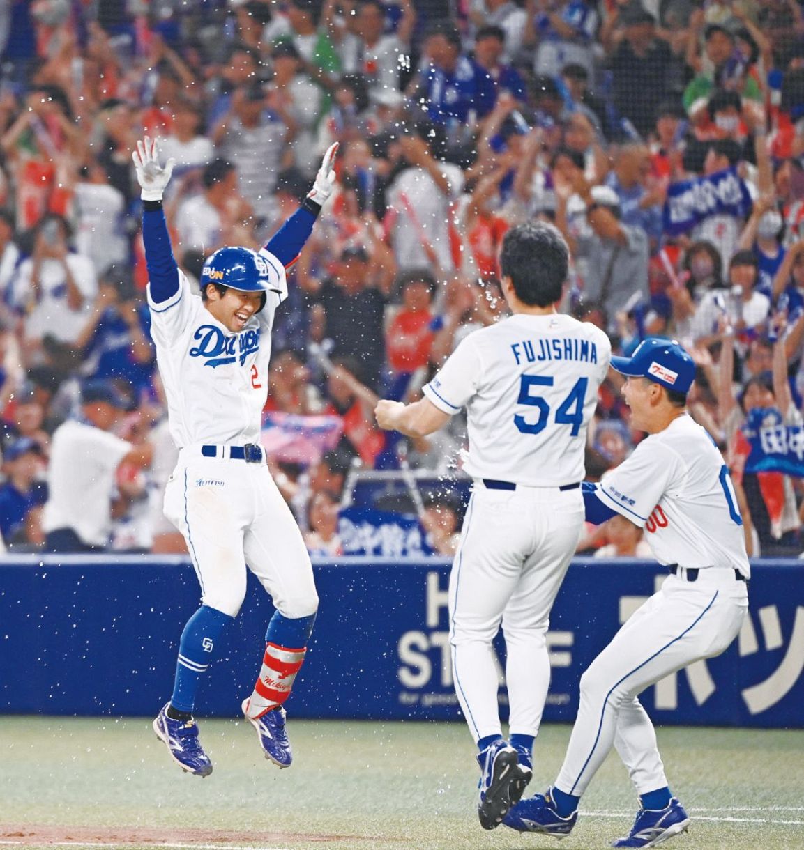 ９回裏2死満塁。サヨナラの押し出し四球を選び、ナインに祝福される田中＝６月７日、バンテリンドームナゴヤで