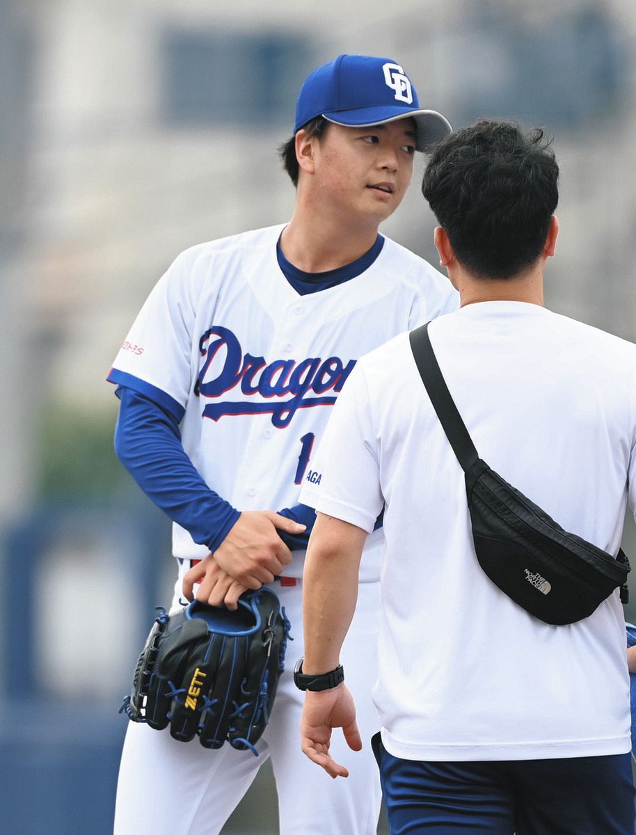７回表２死二、三塁、佐藤太の投手直撃打を受け、左手を気にする桜井