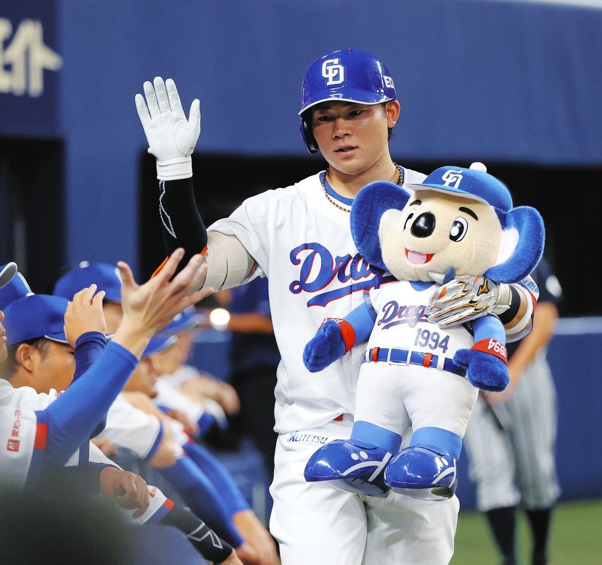４回裏、左越えソロを放ちベンチで迎えられる村松