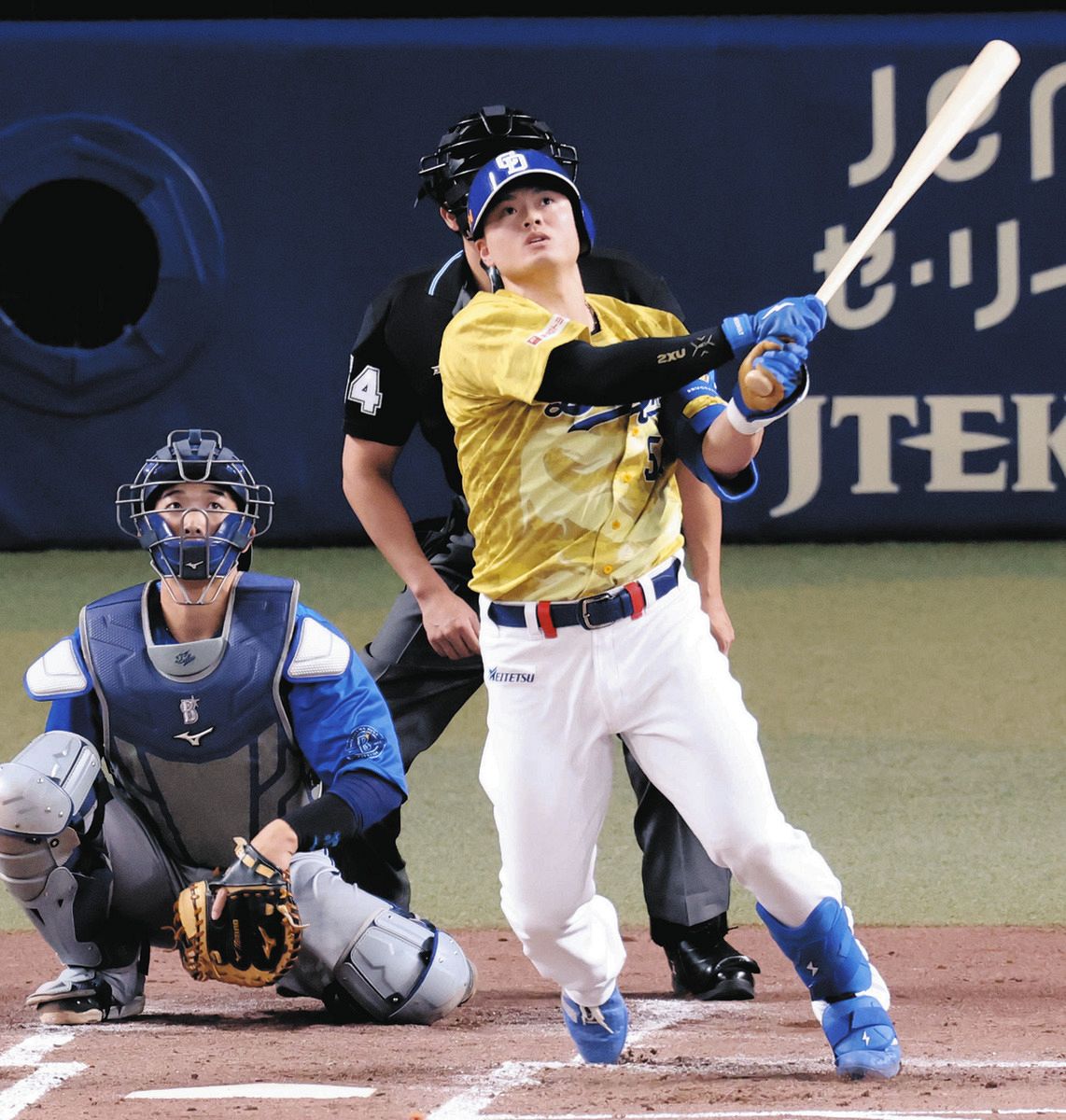 ２回裏無死、細川が左越え同点ソロを放つ。捕手山本