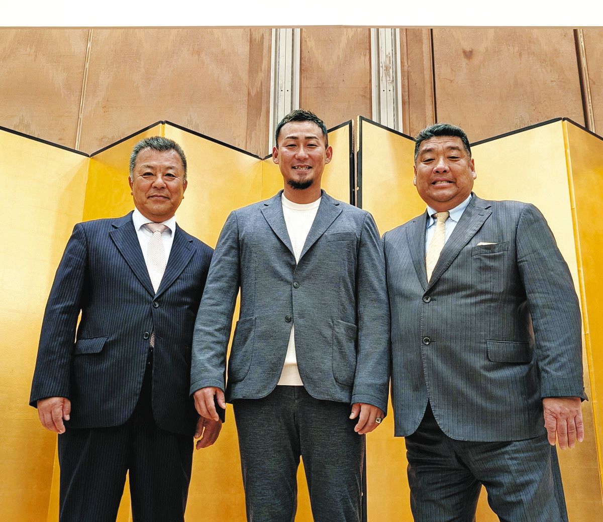 大阪桐蔭高の西谷監督（右）らと記念撮影する中田翔さん（中）
