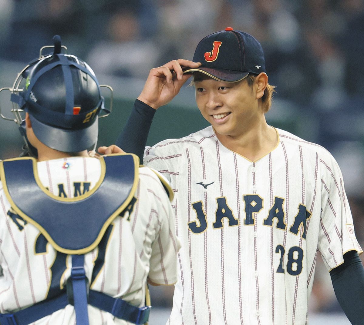 ５回表途中、捕手中村悠と言葉を交わす侍ジャパン・高橋宏