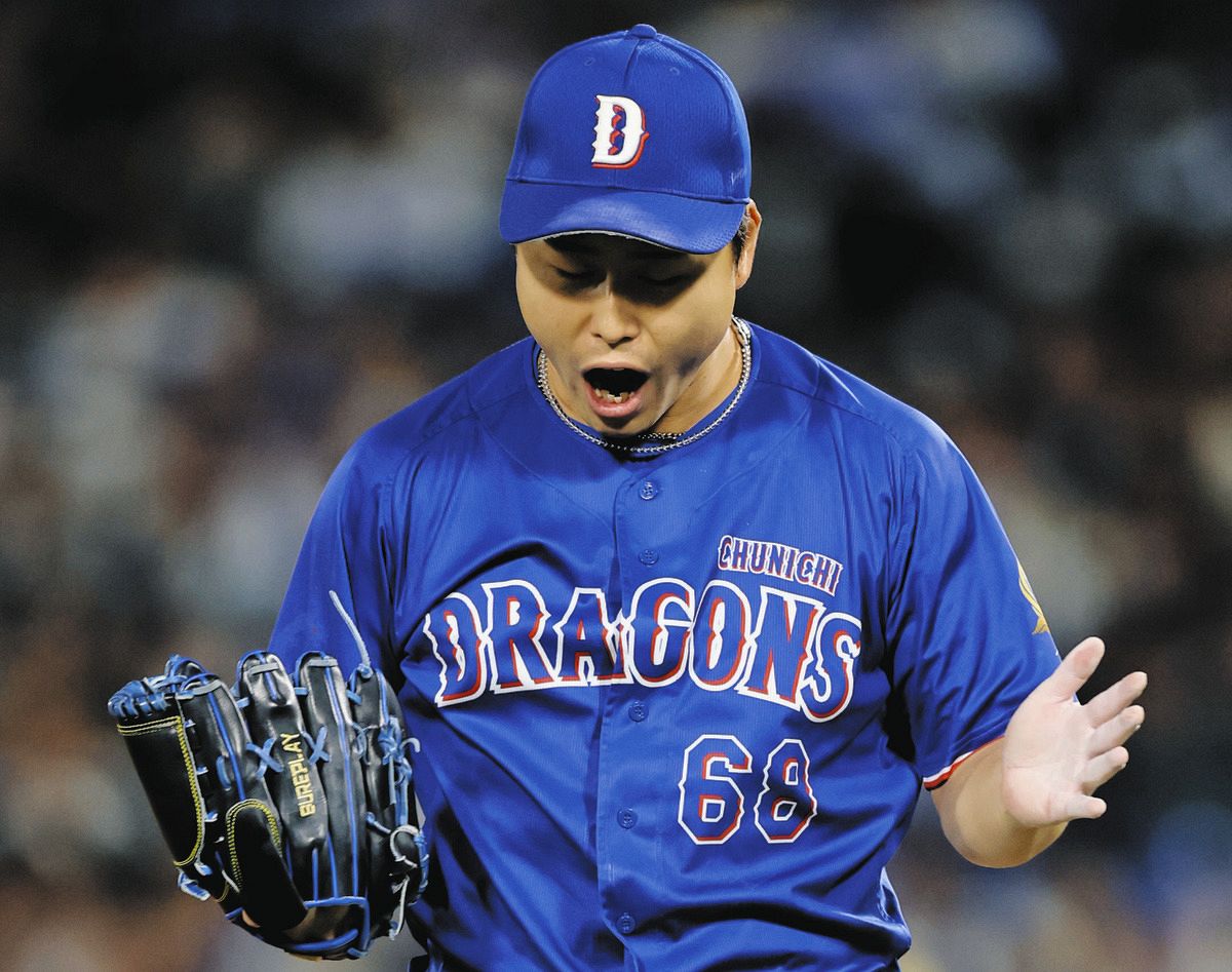 ６回裏２死、石上を遊直に打ち取り、グラブをたたく牧野