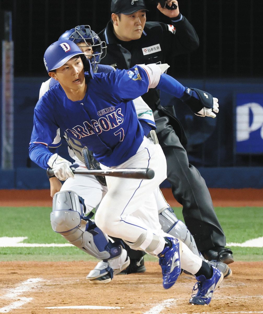 3回表無死、福永が三塁内野安打を放つ