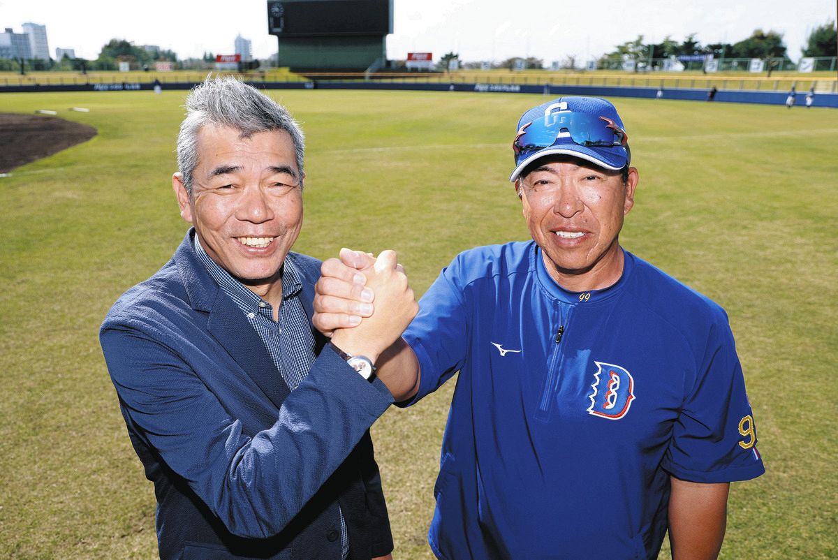 今中慎二さん（左）とがっちり握手を交わす井上監督