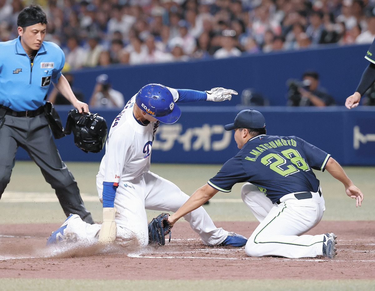 ４回裏１死一、三塁、石伊の一ゴロ野選で生還する三走石川昂（中）。投手松本健