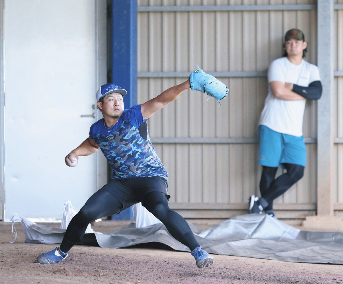 ナショナルズ・小笠原（右）が見守る中、ブルペンで投球練習する梅野