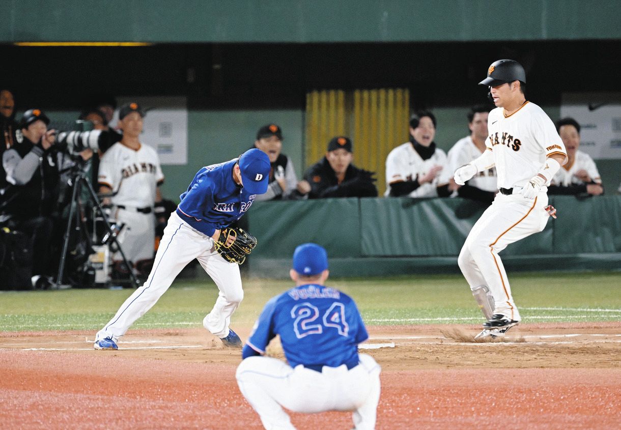 ７回裏無死、大城の一ゴロで、ボスラー（手前）がベースカバーの金丸へ悪送球し出塁を許す＝長野オリンピックスタジアムで（七森祐也撮影）