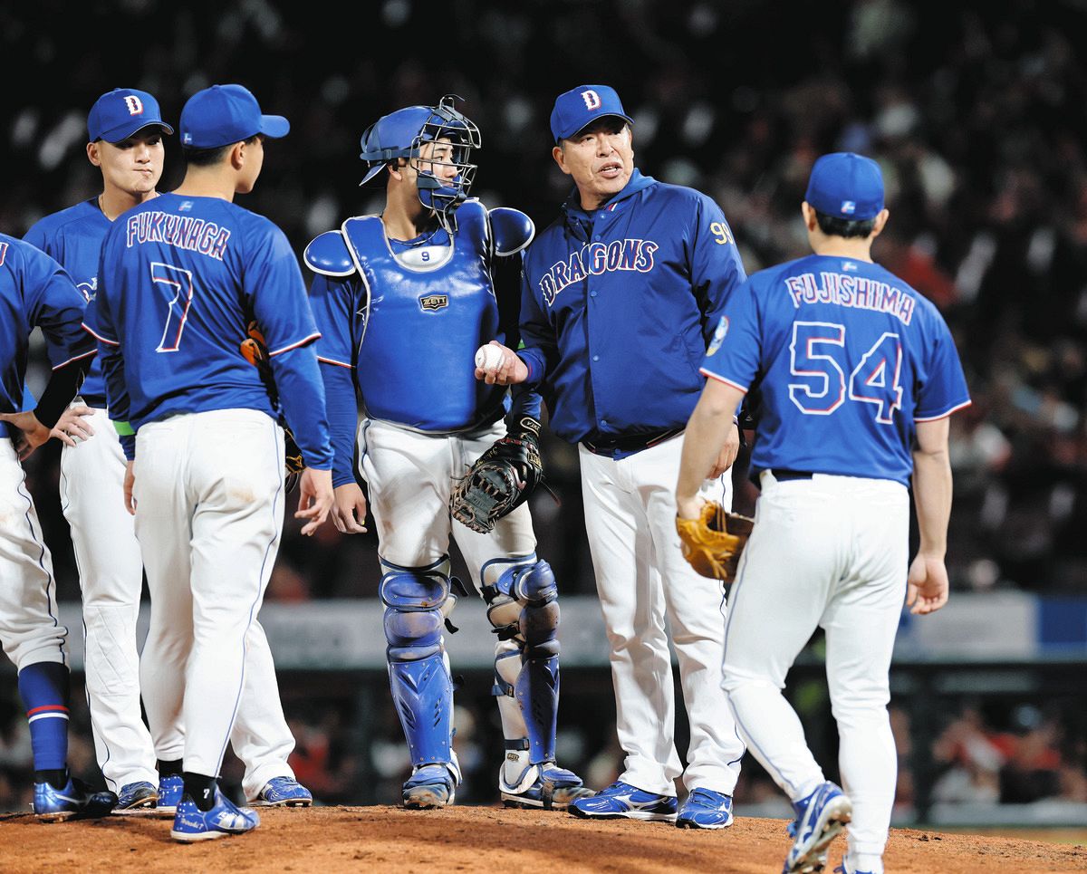 9回裏、アブレウの交代を告げ、マウンドで藤嶋（手前）を待つ井上監督