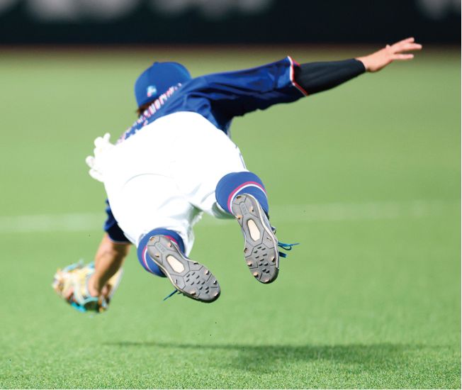 広瀬隆の三ゴロを好捕する辻本＝みずほペイペイドームで