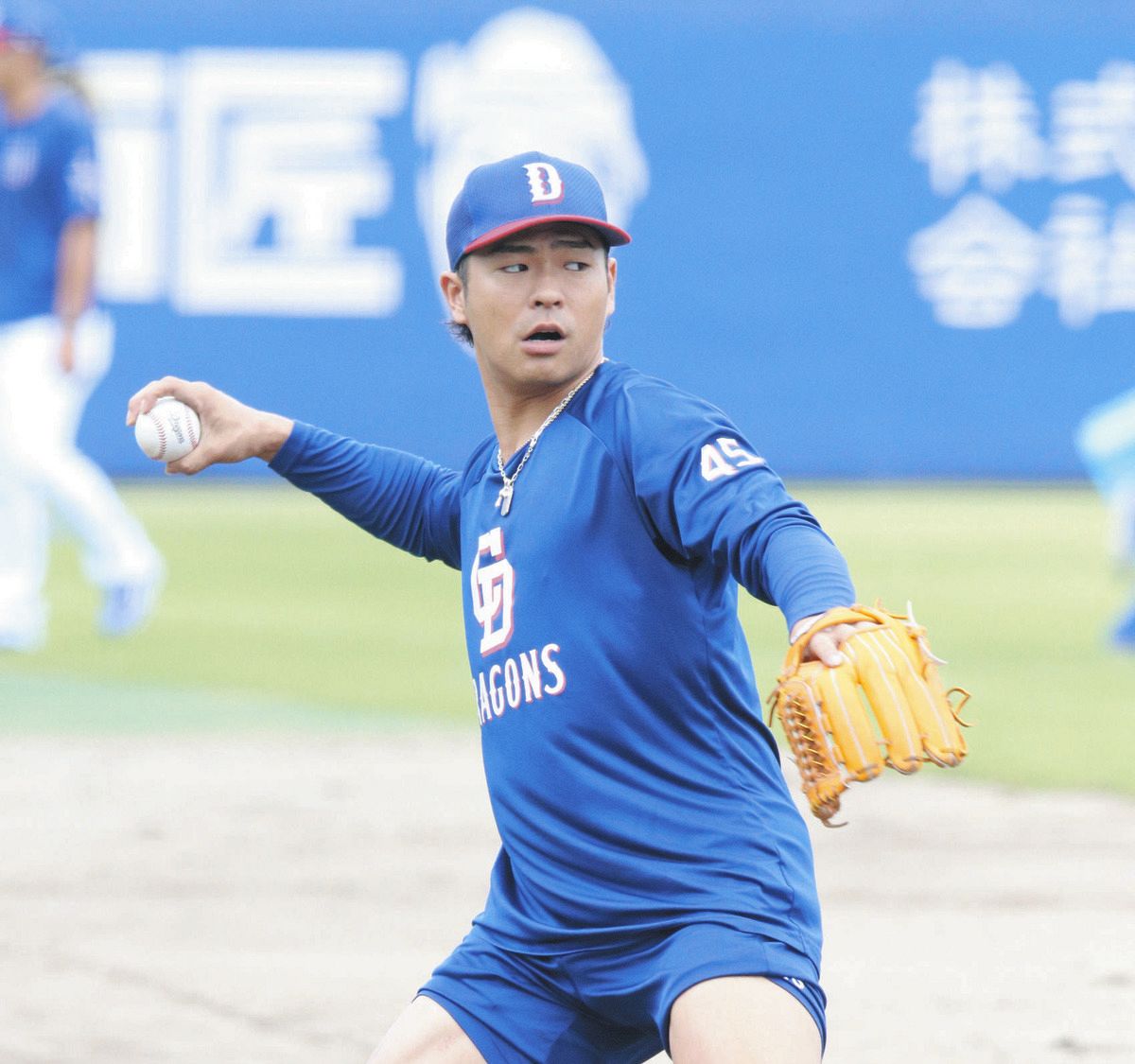 ノックを受ける中日・土田