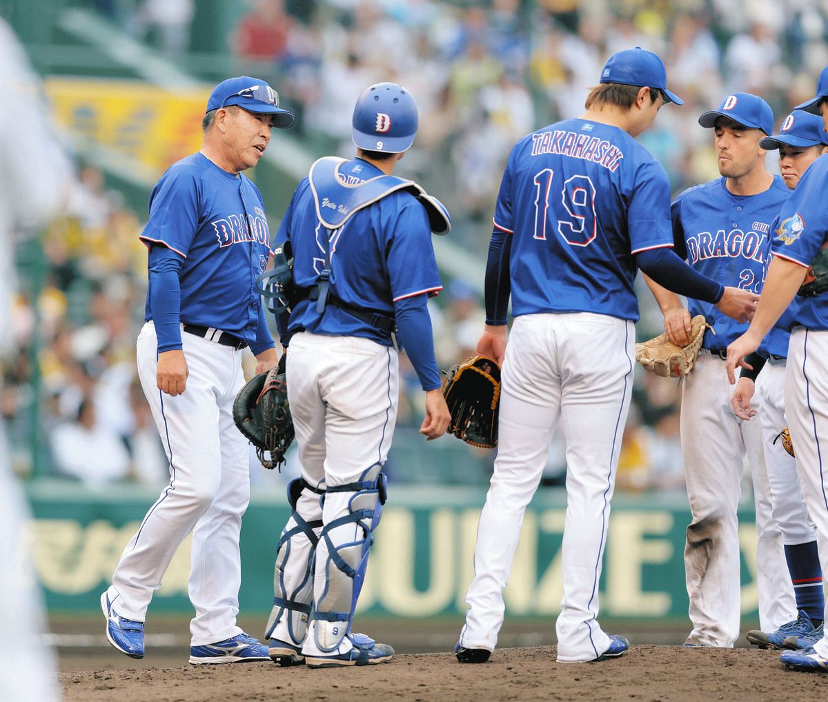 ６回裏、高橋宏（左から３人目）に降板を告げる中日・井上監督（左端）