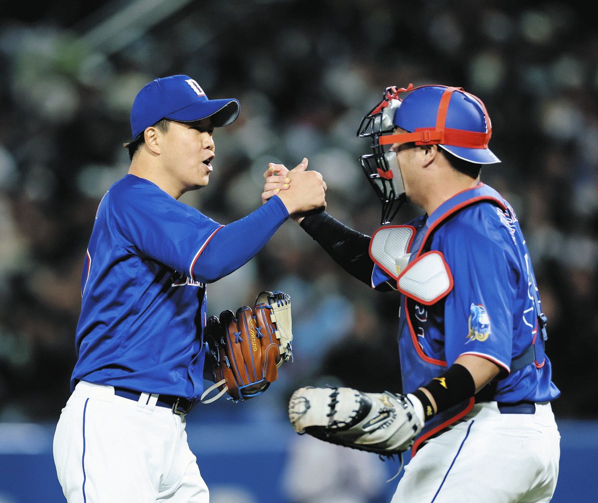 ヤクルトに勝利し木下（右）とタッチを交わす柳