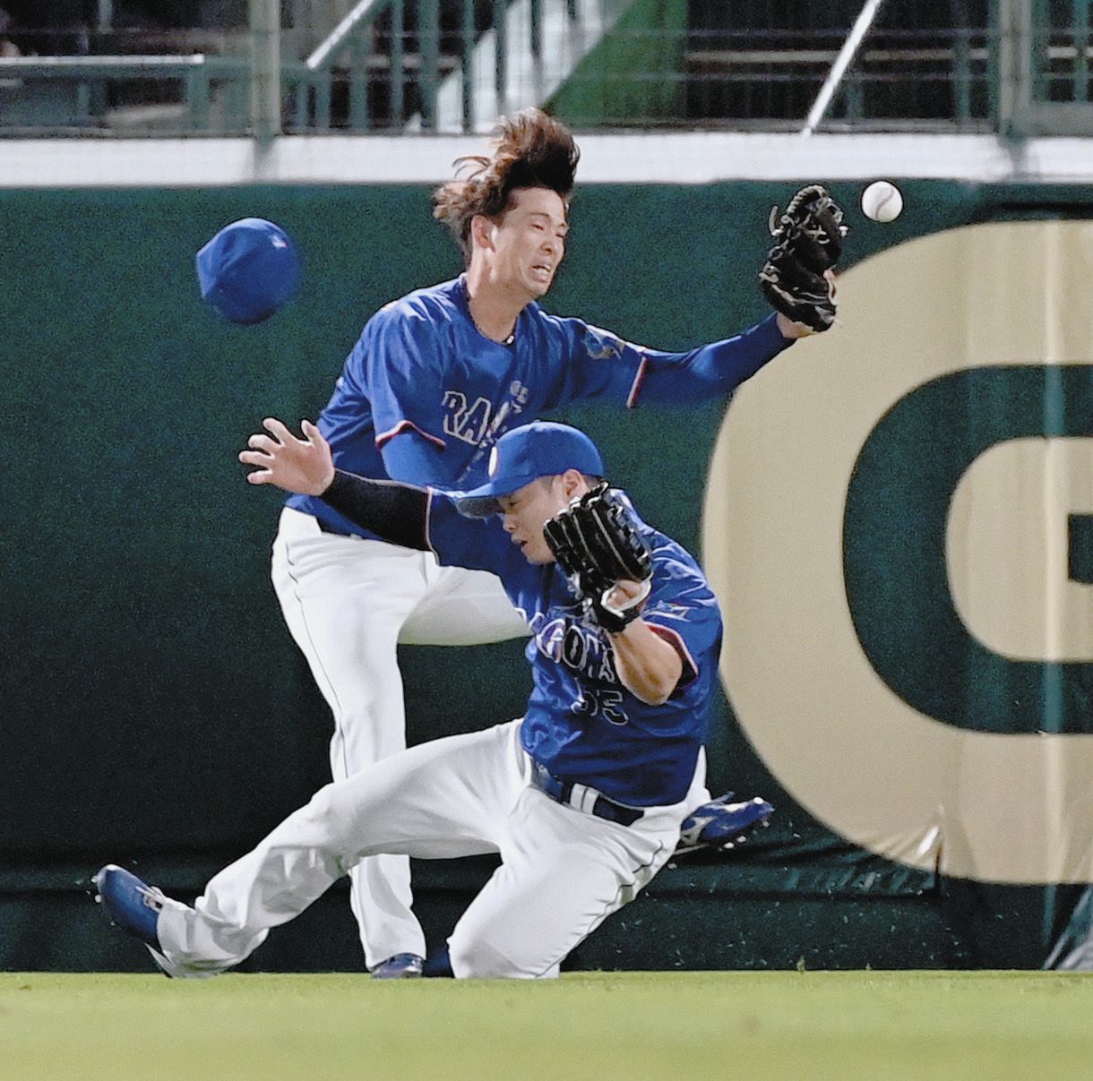 ６回裏無死、佐藤の打球を追い交錯する中堅手花田（左）と左翼手細川。捕球できず三塁打となる