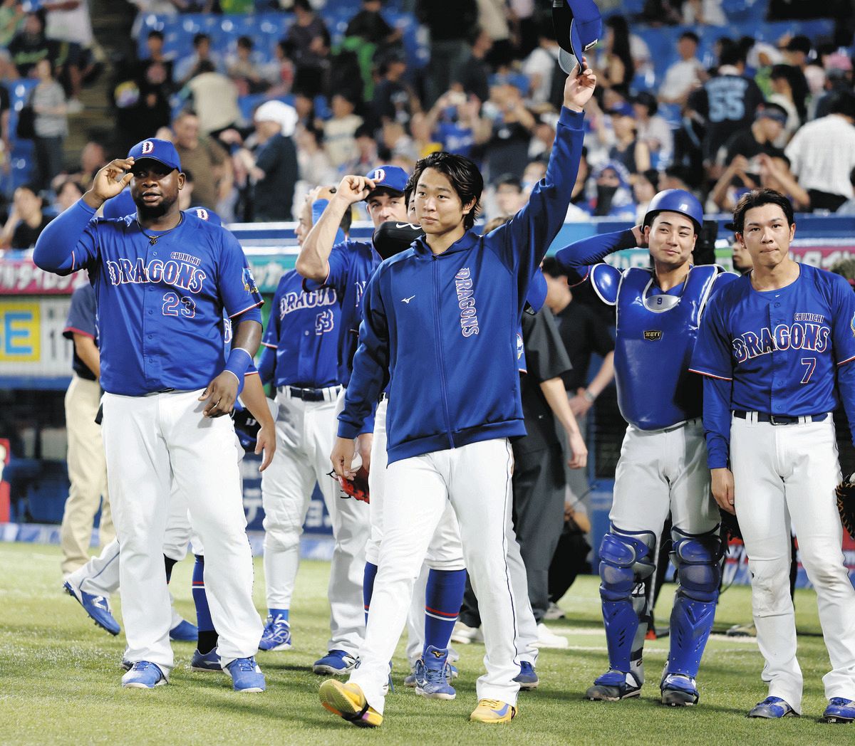 ヤクルトに勝利し、ファンの声援に応える高橋宏（中央）