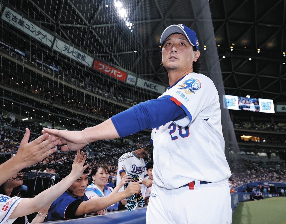 今季初勝利を挙げ、ファンとタッチを交わす涌井