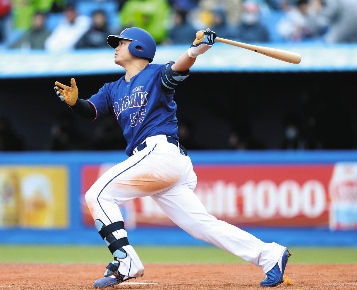 ５回、左越え２ランを放つ中日・細川