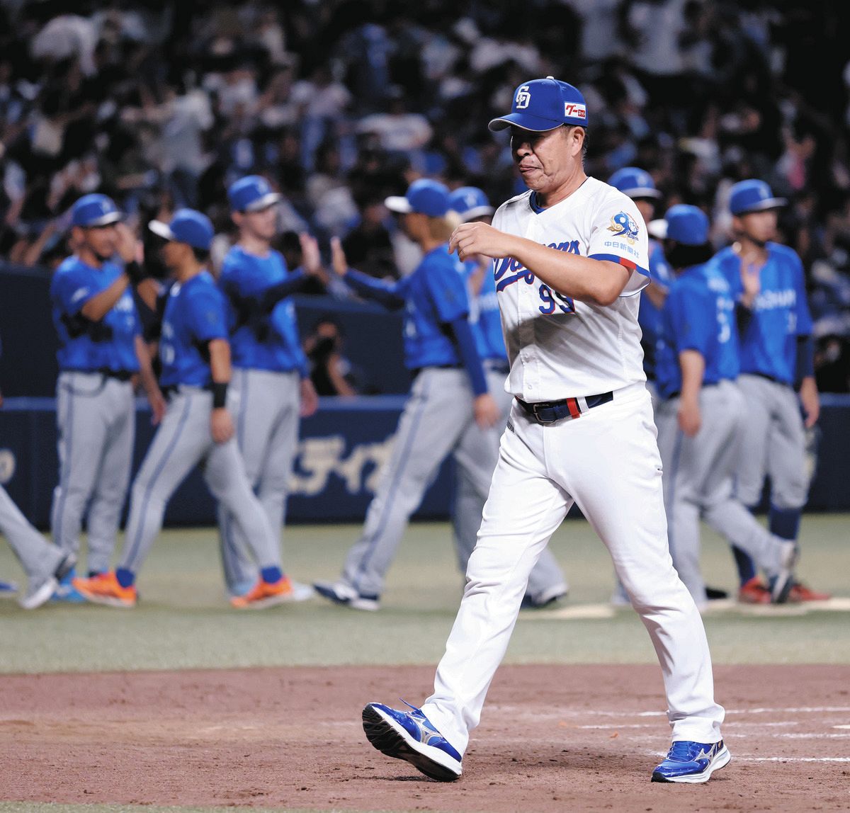 ＤｅＮＡに敗れ引き揚げる井上監督