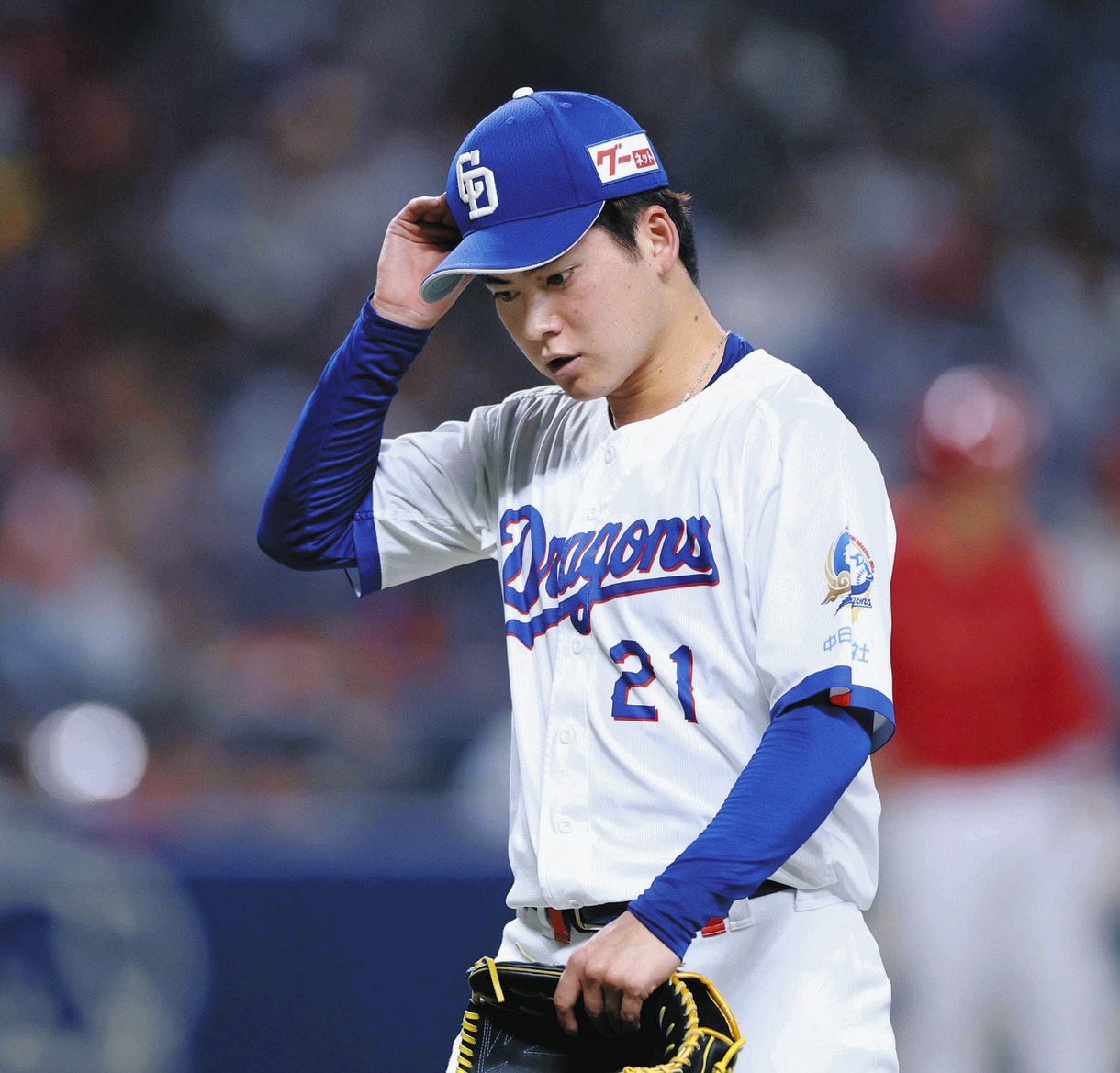 ６回途中で降板する中日・金丸