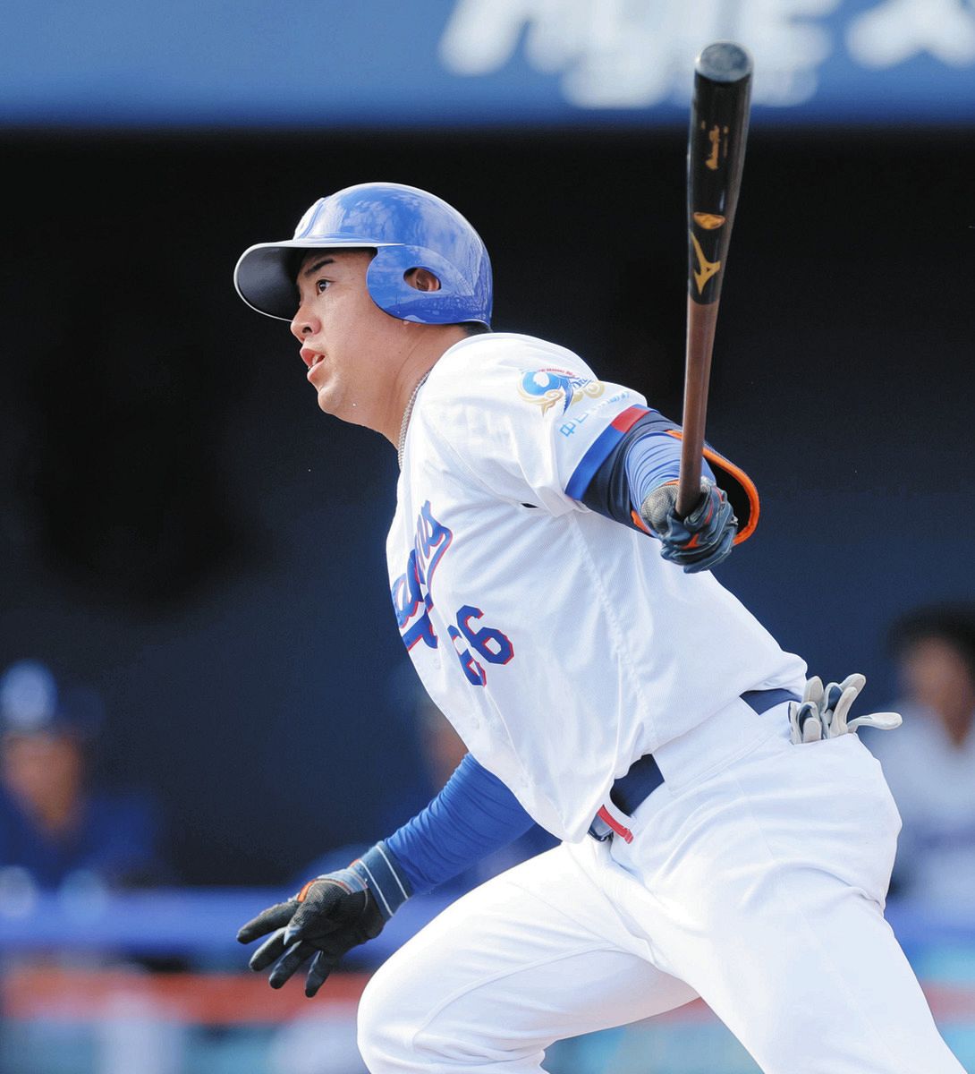 15日のDeNA戦、９回裏無死、左前打を放つ鵜飼