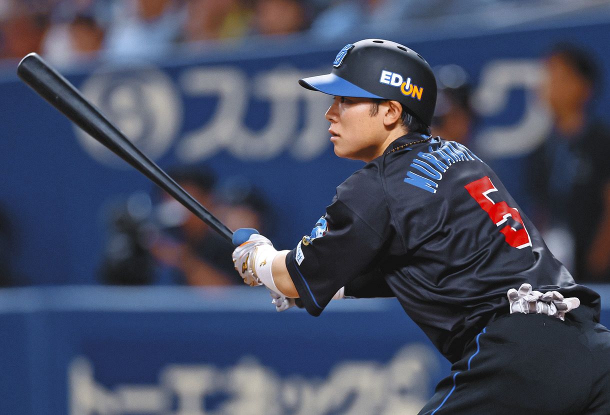 ３回裏２死一、二塁、村松が中前へ先制打を放つ