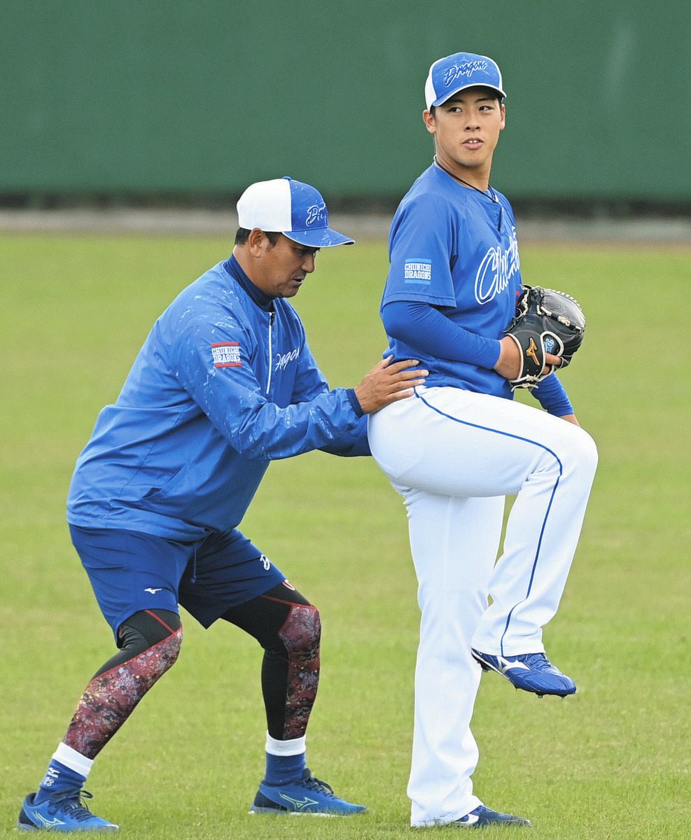 落合2軍監督(左)の指導を受ける高橋幸