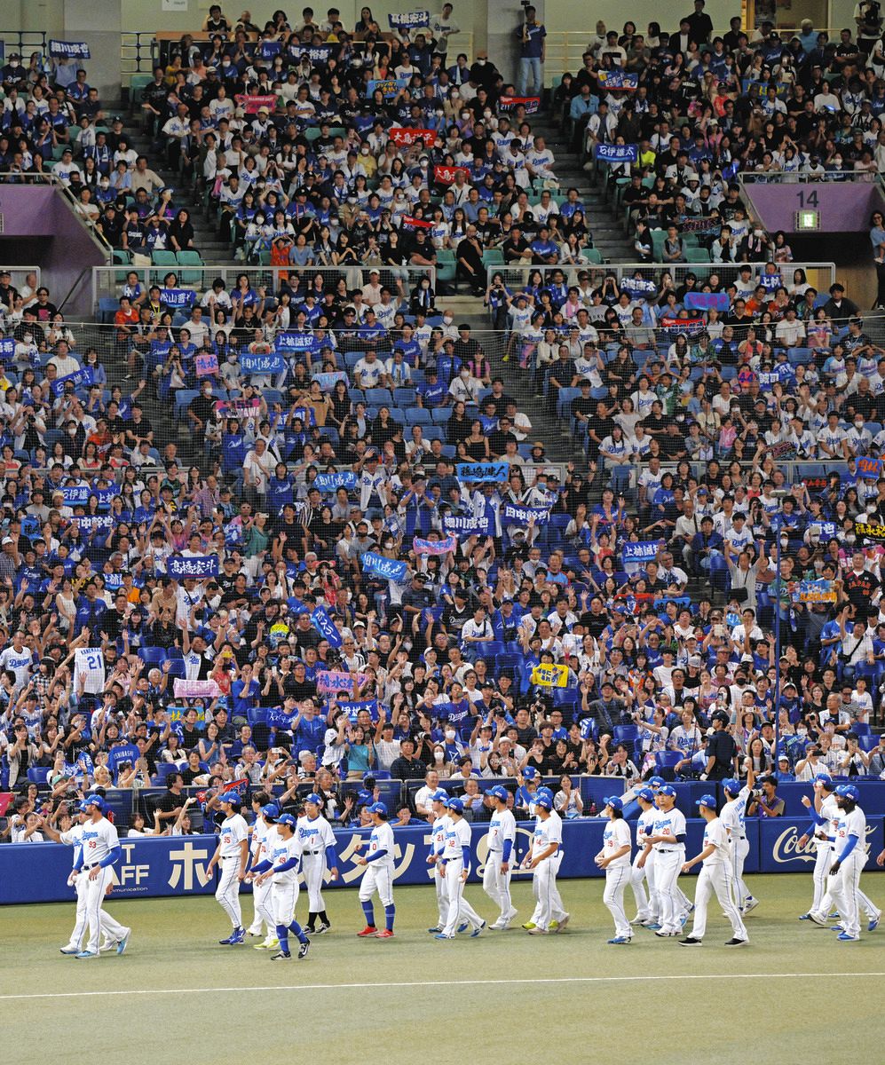 中日―巨人　ホーム最終戦を終え、ナインに声援を送る大勢のファン