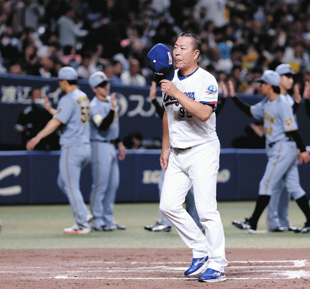 阪神に敗れ引き揚げる井上監督