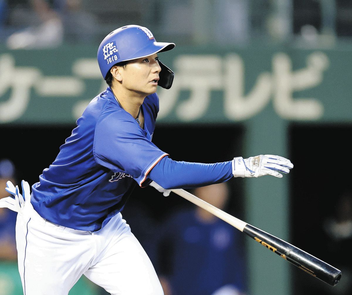 ４回表無死満塁、右翼線に２点二塁打を放つ中日・石伊雄太