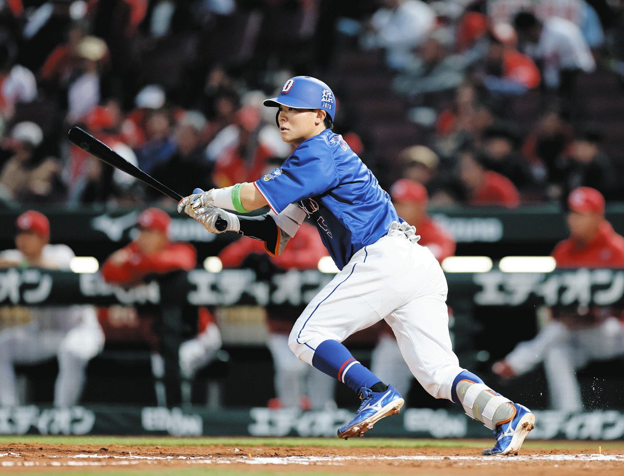 2回表無死二塁、村松が左中間に先制三塁打を放つ