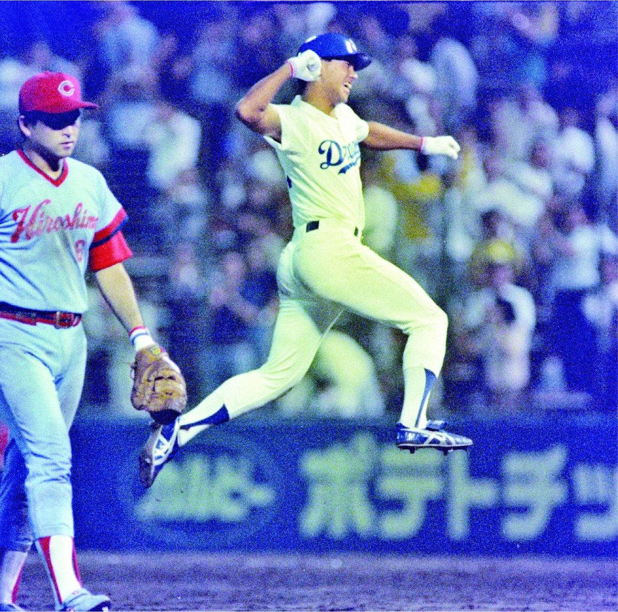右中間へサヨナラ打を放ち、飛び上がって喜ぶ山田和利さん＝1988年6月28日、広島戦、11回、ナゴヤ球場で
