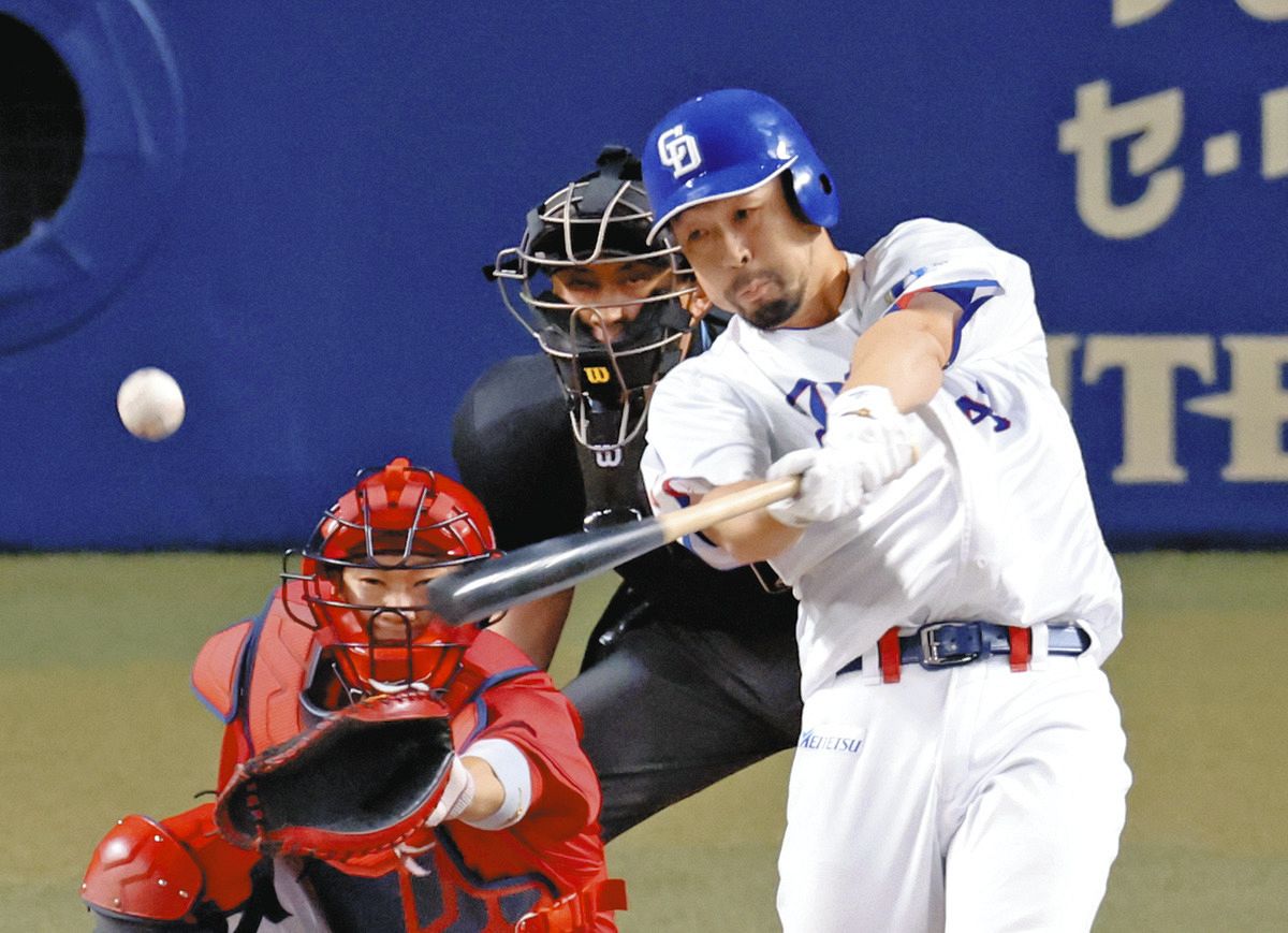 ７回裏１死一、二塁、代打阿部が中越え適時二塁打を放つ