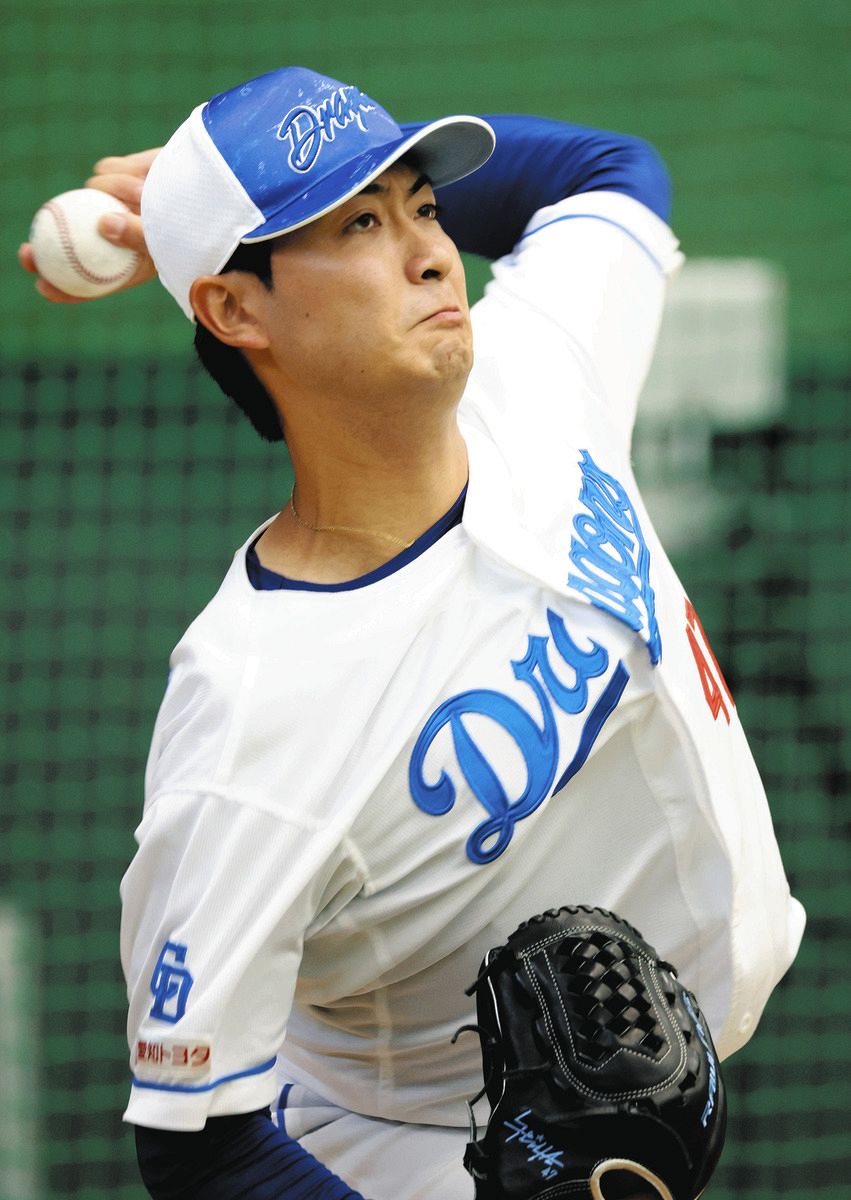 ブルペンで投球練習する吉田