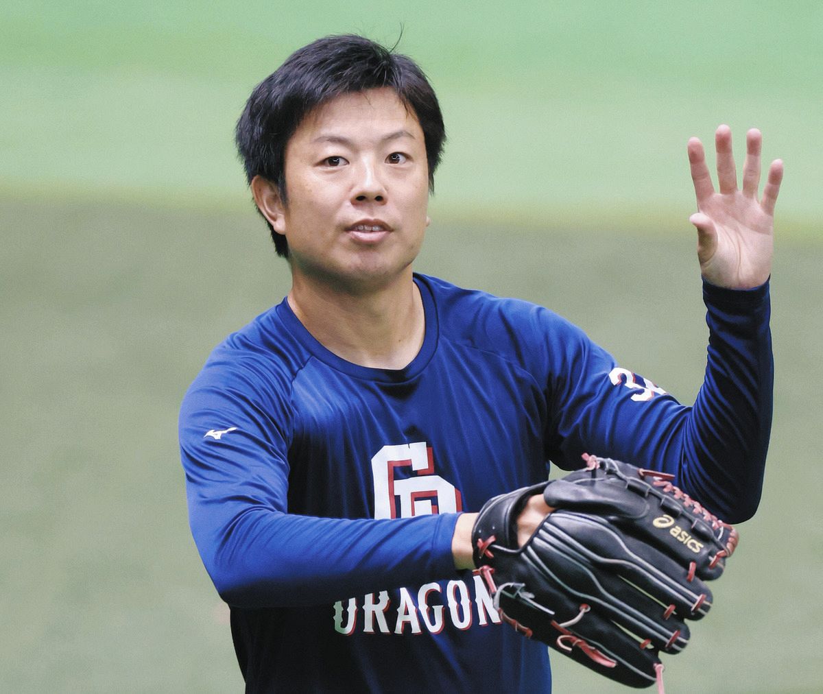 キャッチボールする松葉＝中日ドラゴンズ屋内練習場で（今泉慶太撮影）