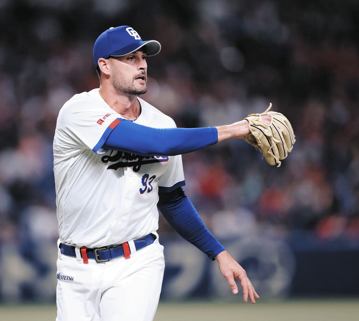 ２回表２死二塁、中村奨の投前安打で、一塁に悪送球し先制を許したマラー。このあと、グラブをたたきつけた