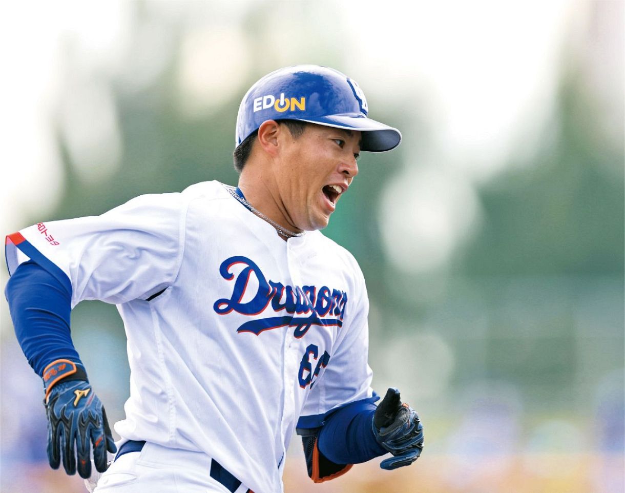 ロッテとのオープン戦、ソロ本塁打を放つ鵜飼＝沖縄・北谷で