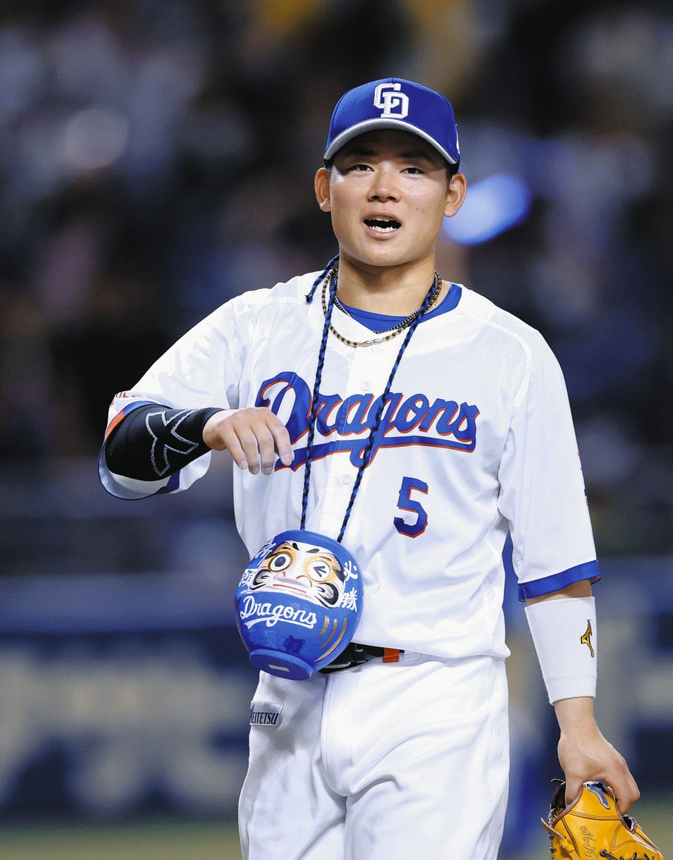 阪神に勝利し、青いだるまを首にかける村松