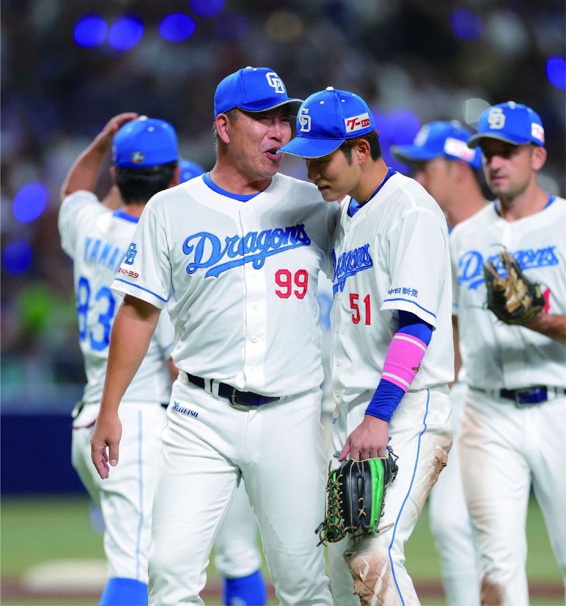 ヤクルト戦で逆転の決勝打を放った上林に話しかける井上監督＝８月２８日（榎戸直紀撮影）