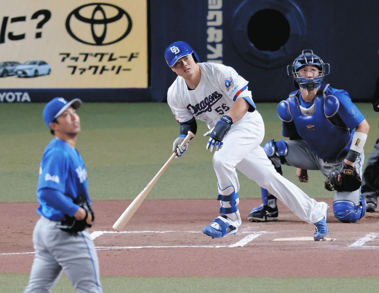 中日―ＤｅＮＡ　６回裏２死、細川が左越えソロを放つ。投手東、捕手松尾