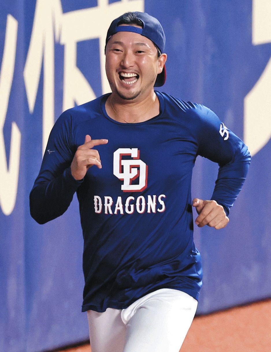 明るい表情で両翼ポール間を走る藤嶋