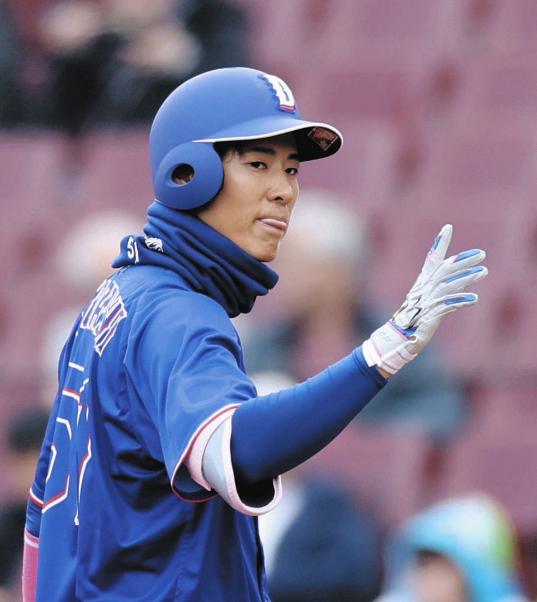 3回表、勝ち越し2点打を放ち歓声に応える上林