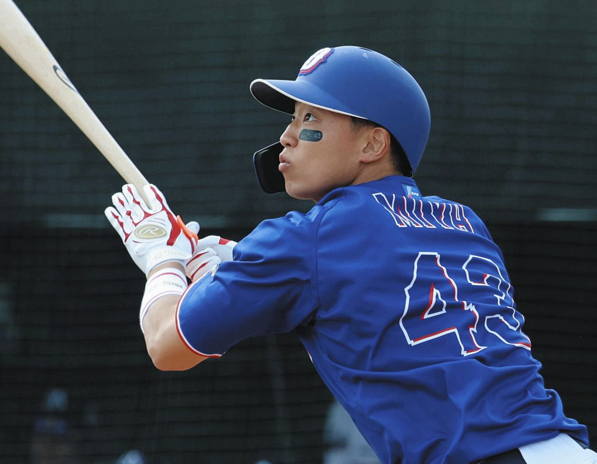 ９回表無死一塁、味谷が左越えに二塁打を放つ